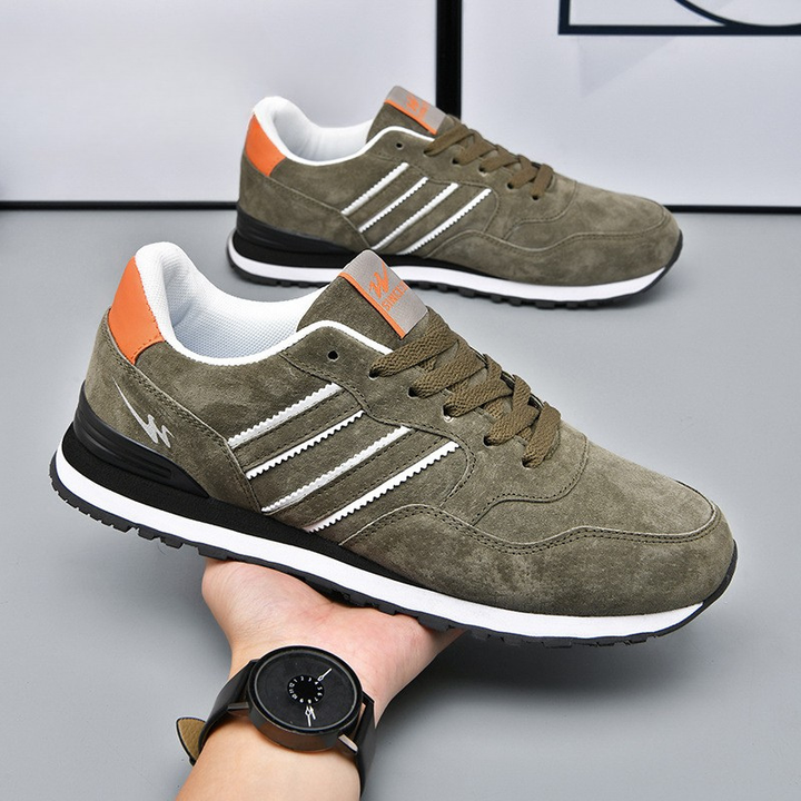 Retro aesthetic men's sneakers, classic athletic shoes in vintage style, perfect for casual everyday outfits.