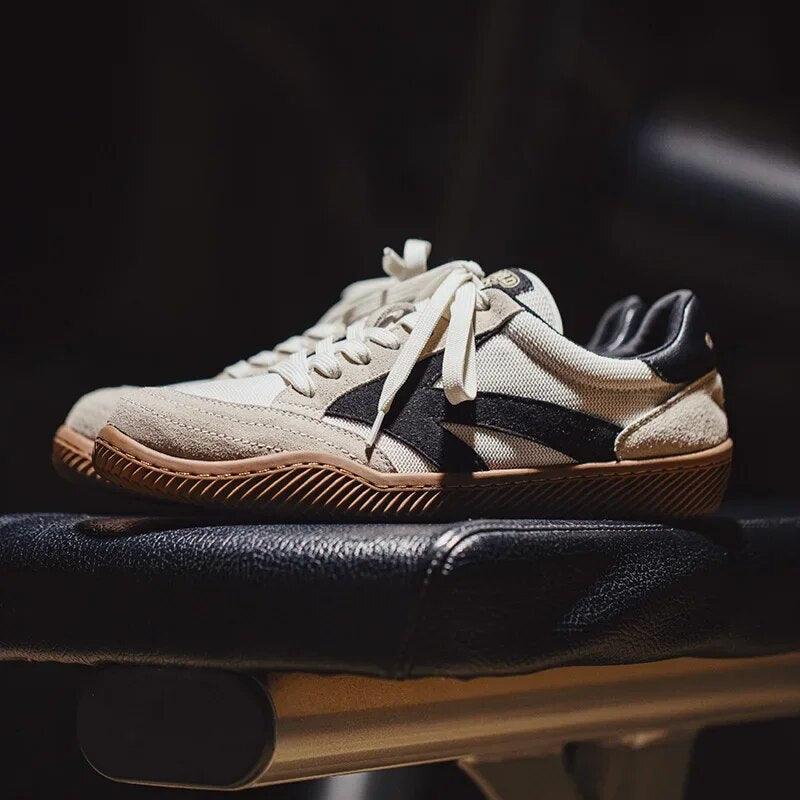Men's vintage style sneakers offering supreme comfort & a retro design, great for daily athletic wear.