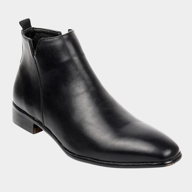 Comfortable men's leather ankle boots in retro style. Durable everyday boots for fall & winter fashion.
