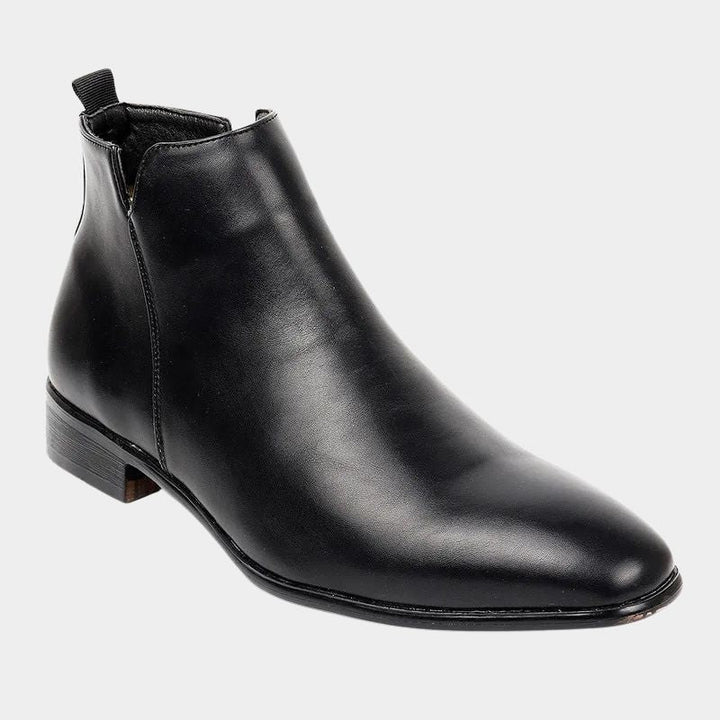Comfortable men's leather ankle boots in retro style. Durable everyday boots for fall & winter fashion.