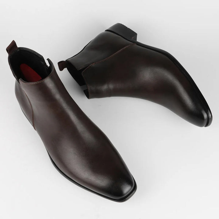 Men's classic retro style ankle boots. These durable leather walking boots offer comfort and timeless appeal.