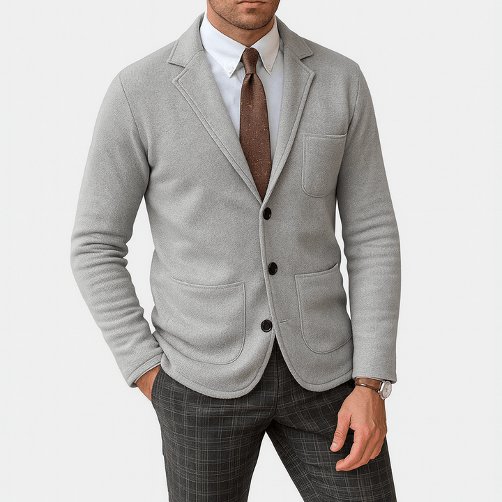 Sharp men's single-breasted tailored blazer, a versatile piece for professional and smart casual looks.