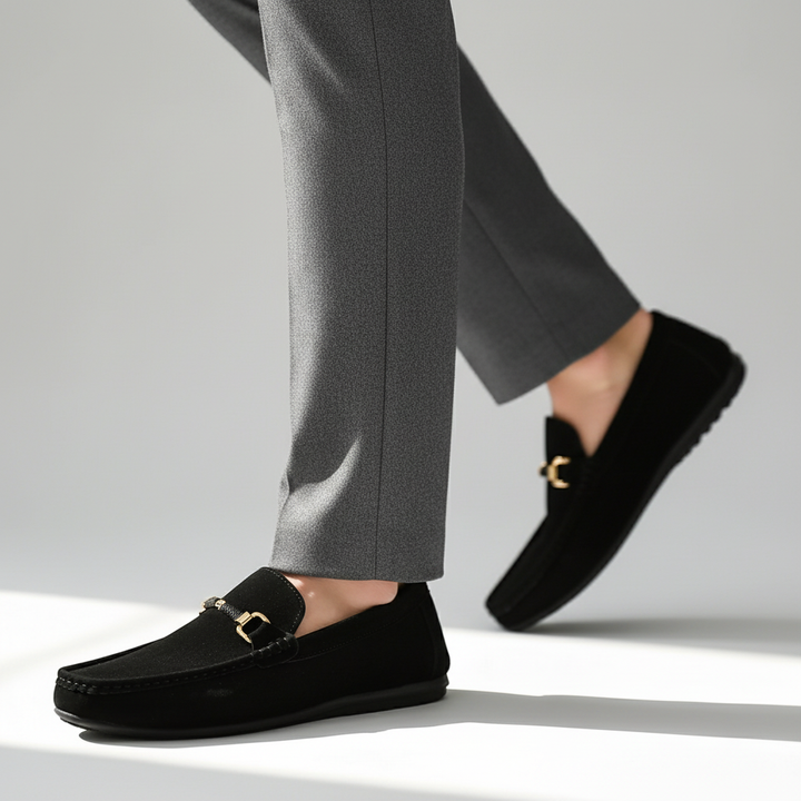 Black slip-on loafers for men, designed for maximum comfort and a classic, adaptable style for various occasions.
