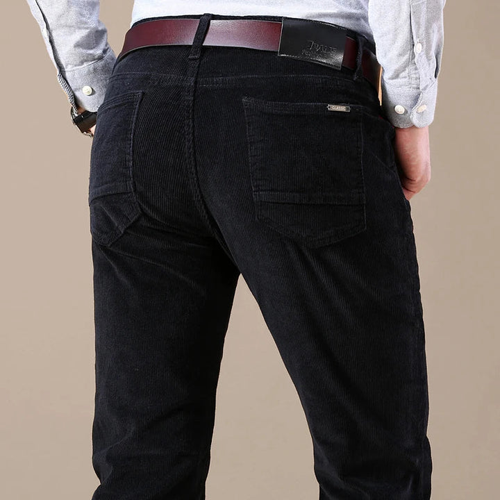 Comfortable men's classic textured straight-leg jeans, ideal for everyday fashion and versatile wear.