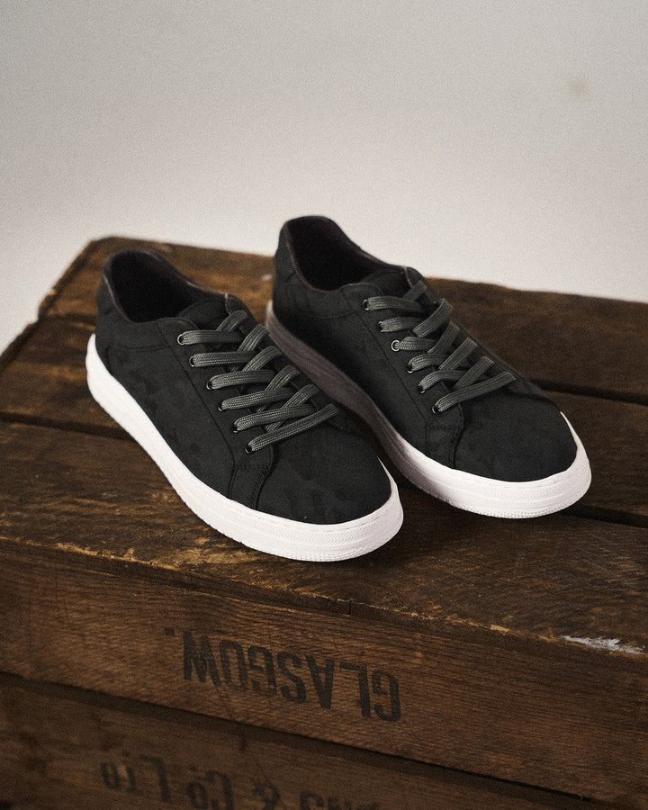 Durable cowhide leather sneakers for men, featuring a timeless classic style and comfort.
