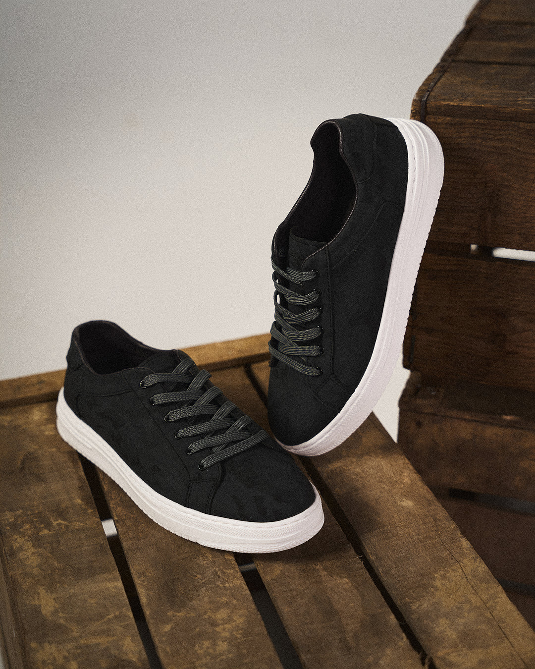 Versatile men's leather casual shoes, offering ultimate everyday comfort and durability.