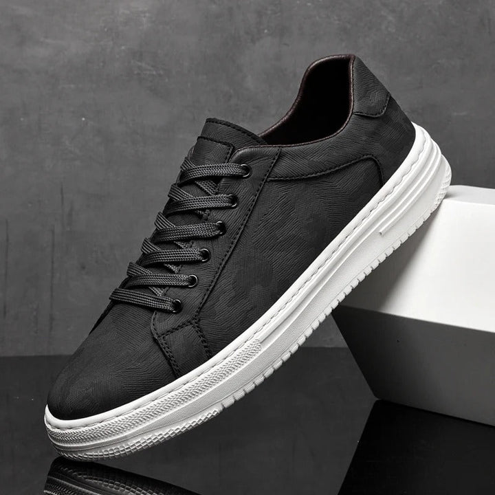 Stylish men's classic leather sneakers, ideal for a refined casual look and comfort.