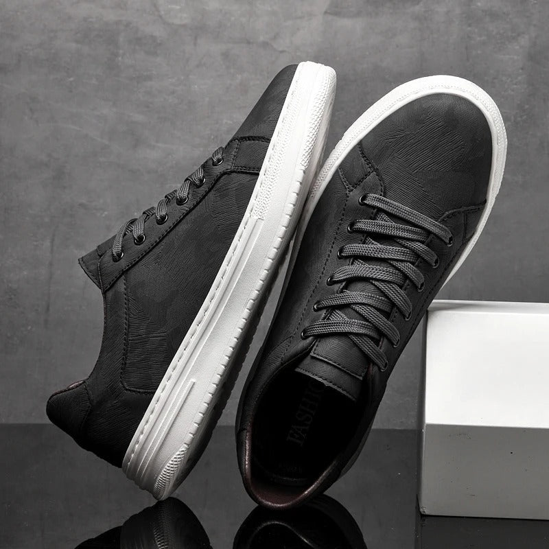 Comfortable men's leather casual shoes, versatile for daily wear and all occasions.
