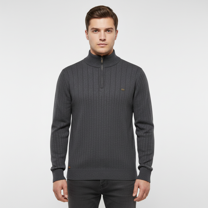 Casual men's long sleeve sweater with a versatile zip collar, suitable for everyday style.