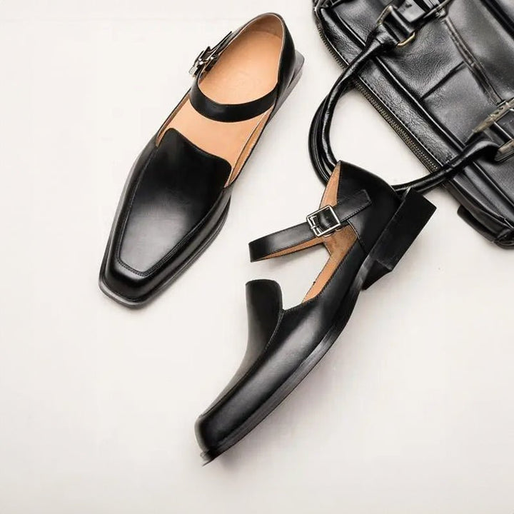 Comfortable men's closed toe sandals featuring a secure ankle strap. Ideal for versatile casual and semi-formal styles.