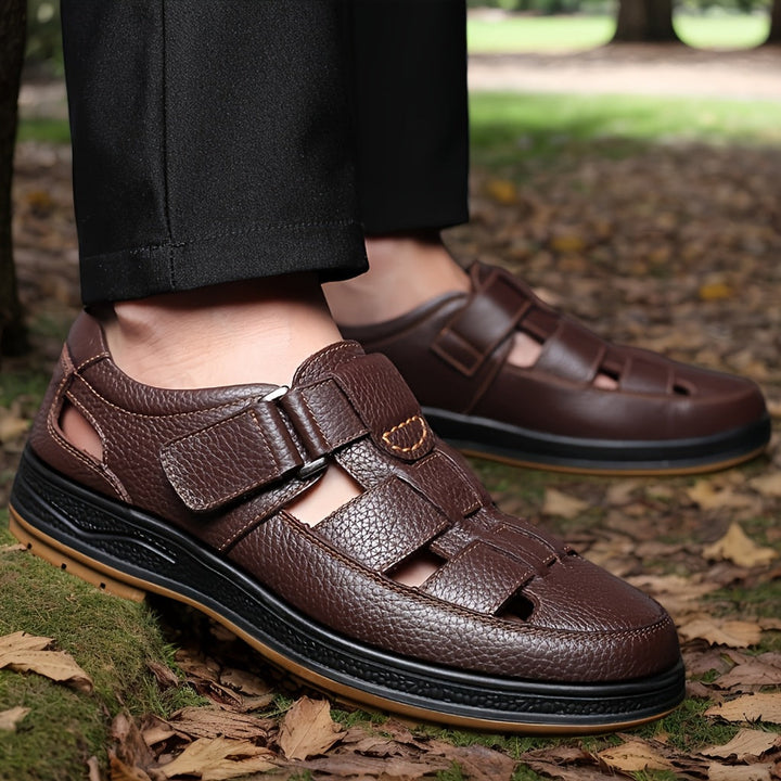 Adjustable men's closed-toe sandals for summer, offering comfort & support for walking and outdoor activities.