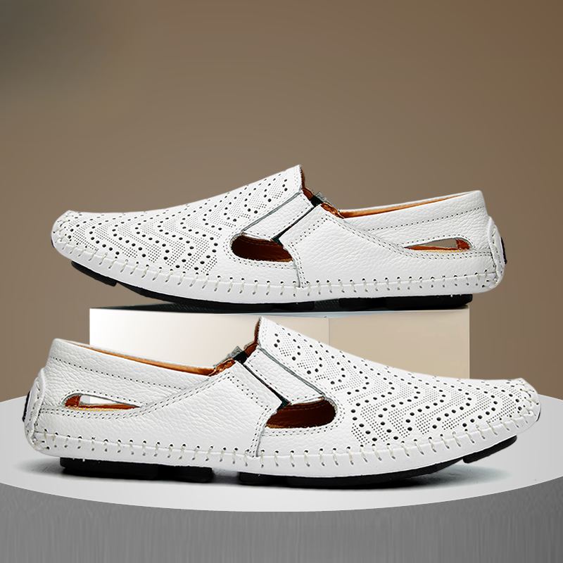 Adjustable men's black summer sandals, ideal for casual outings, providing all-day comfort.