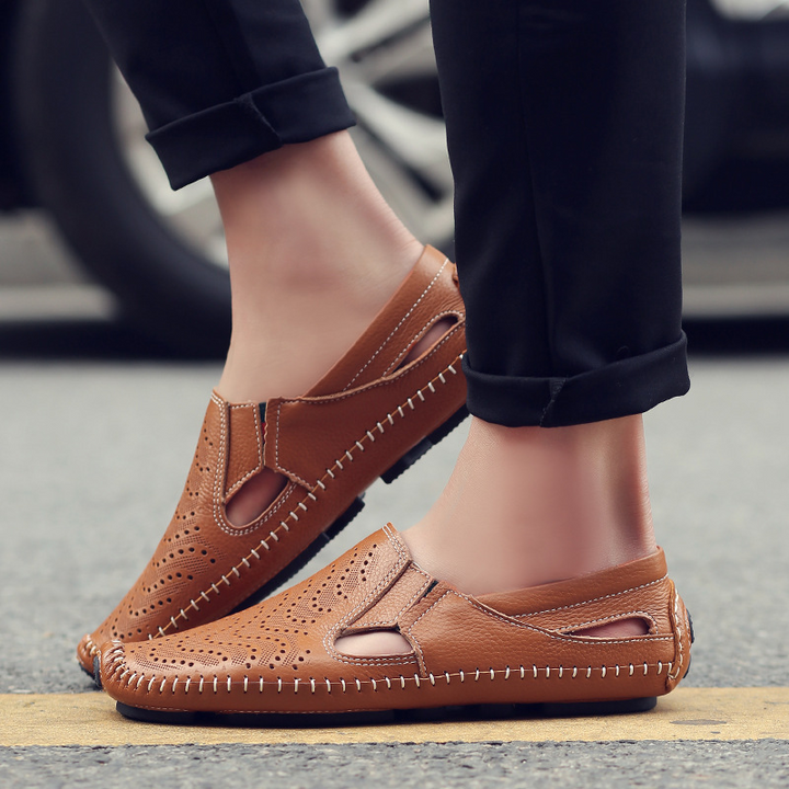Men's black open-toe casual sandals, ideal for summer, with a comfortable, breathable design.