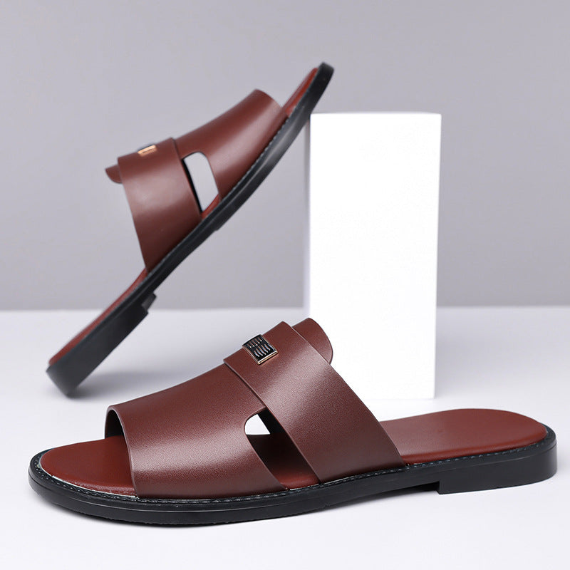 Black men's slip-on casual sandals, ideal for outdoor activities and comfortable everyday walking.