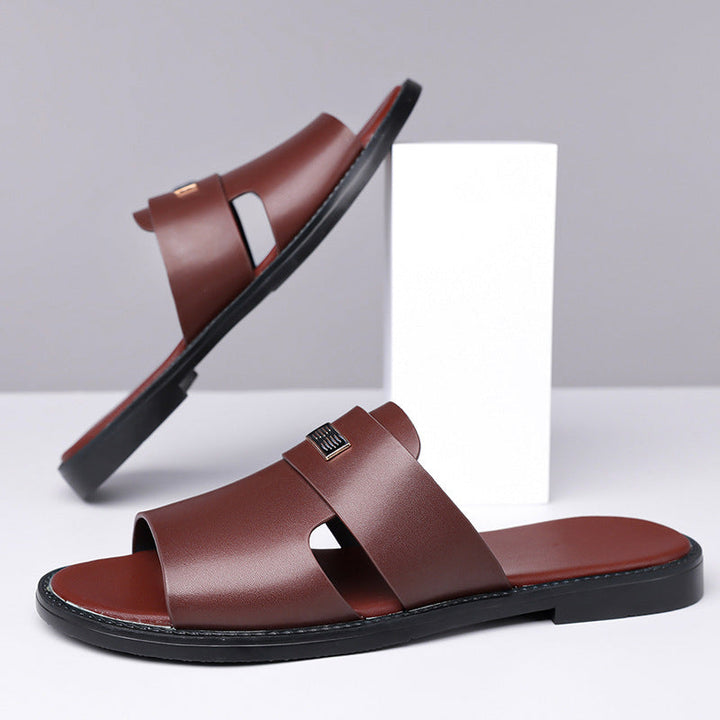Black men's slip-on casual sandals, ideal for outdoor activities and comfortable everyday walking.