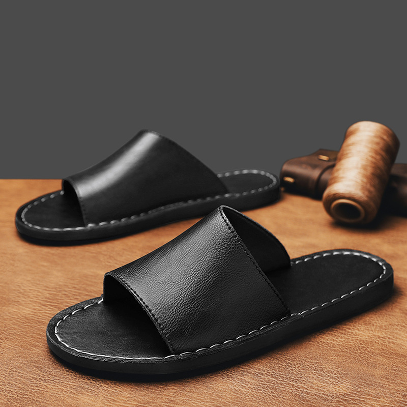 Men's easy-wear cross-strap sandals, providing comfort and support for daily summer adventures.