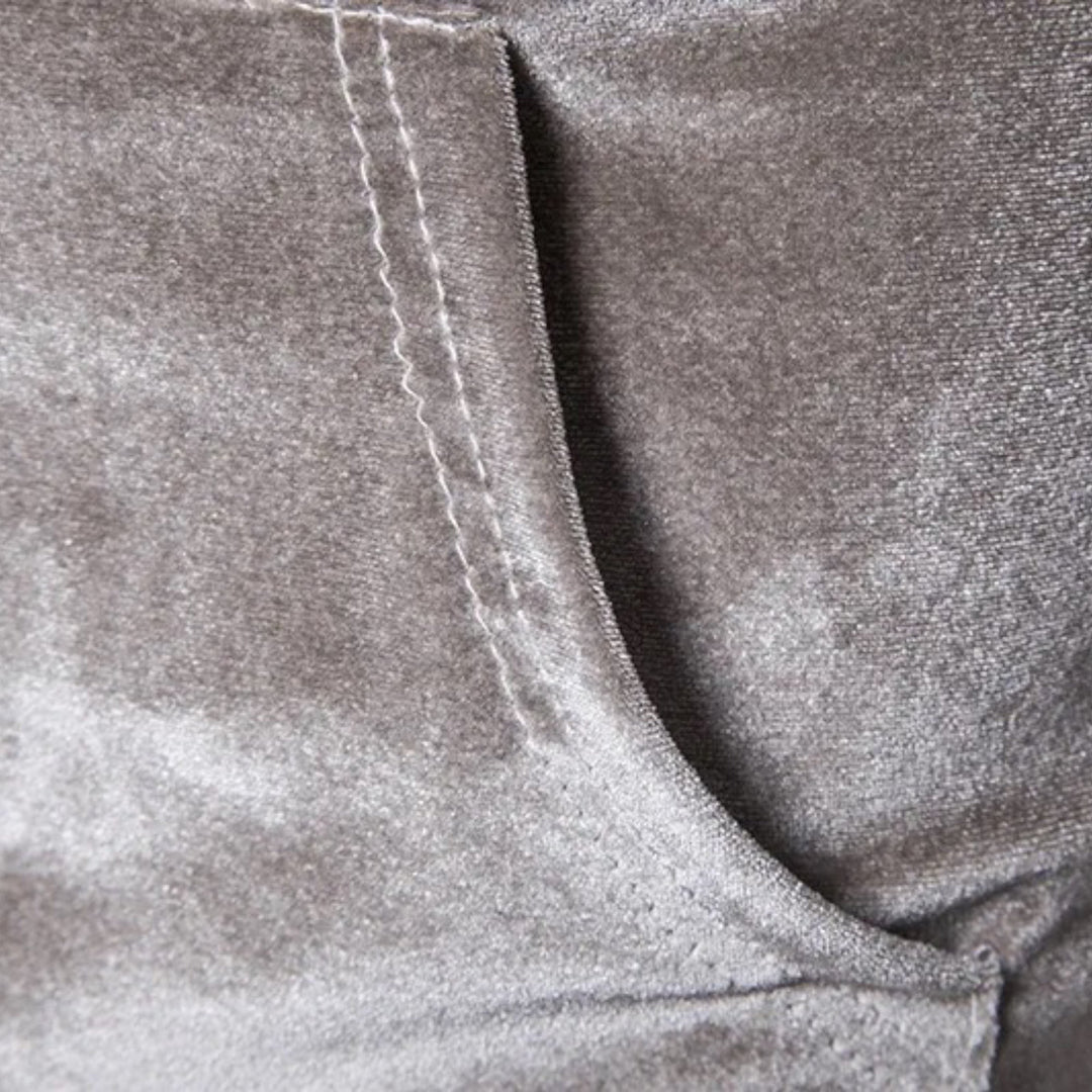 Modern men's pullover hoodie. Stylish long-sleeve top for versatile everyday comfort.