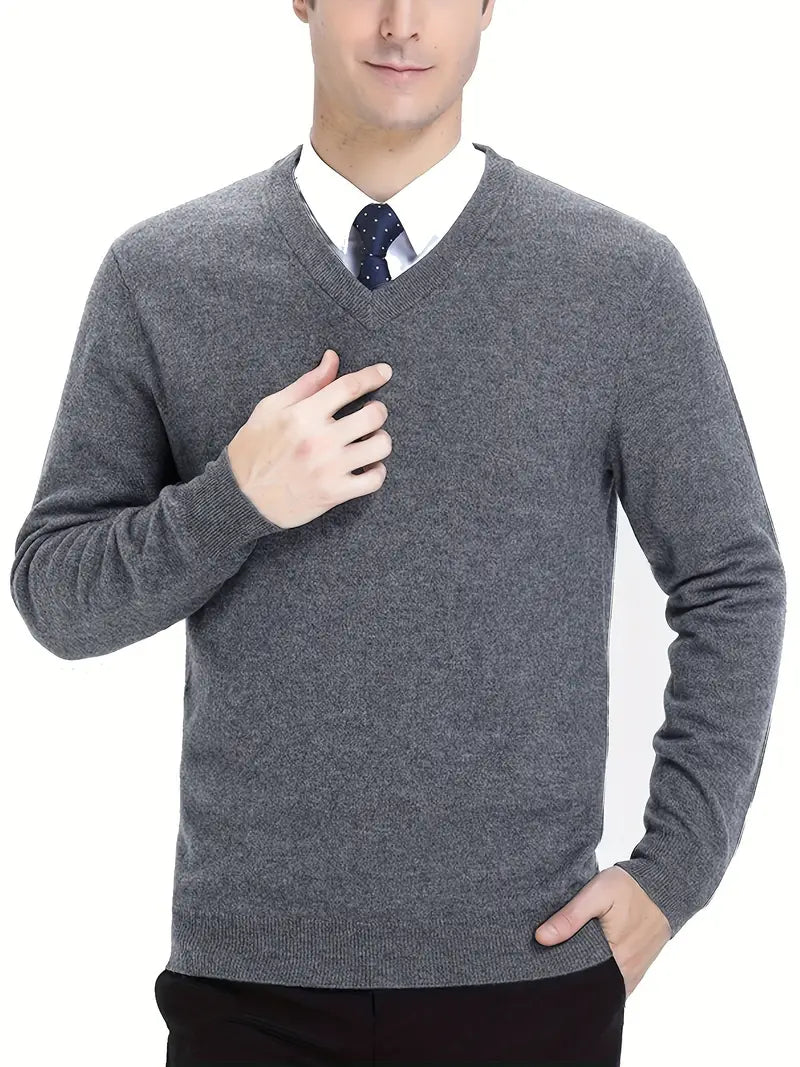 Trendy men's round neck knitted sweater. Make a comfortable, classic fashion statement with this piece.