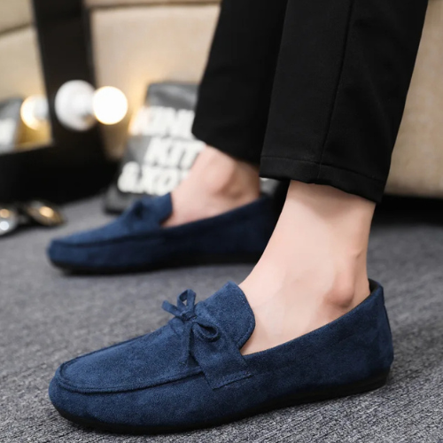 Versatile men's casual slip-on loafers featuring an elegant bow detail for everyday wear.