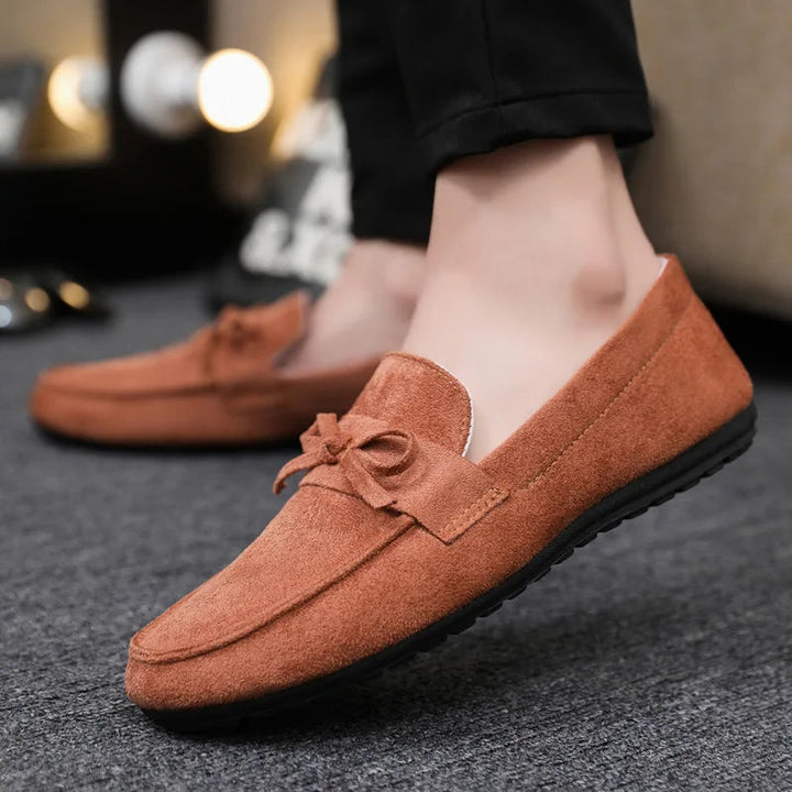 Fashionable men's loafers with a prominent bow, combining comfort with a polished everyday look.