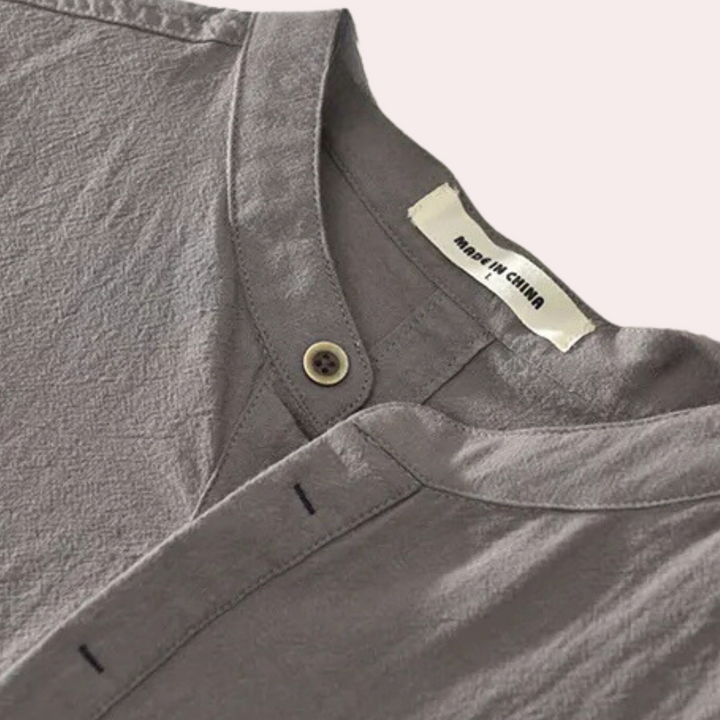 Men's comfortable short sleeve summer shirt, ideal for warm weather. Lightweight fabric for everyday casual style.