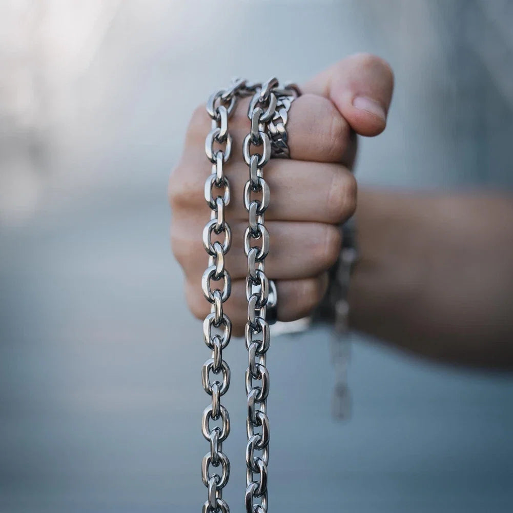 Versatile men's chainlink necklace, a bold statement jewelry piece with a durable and polished design.