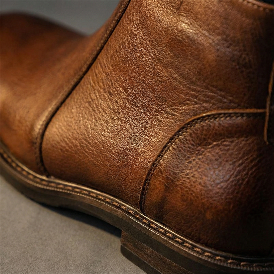 Rugged dark brown men's full-grain leather ankle boots, combining comfort & durability.