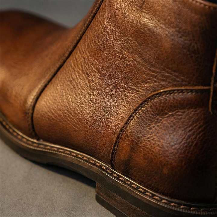 Rugged dark brown men's full-grain leather ankle boots, combining comfort & durability.