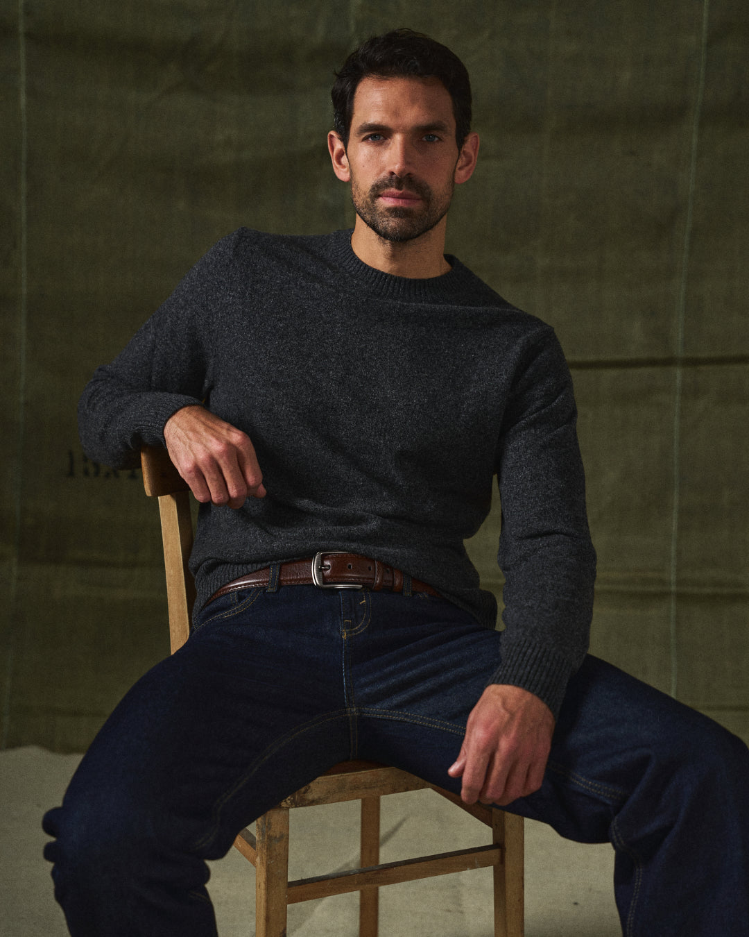 Classic men's full-grain leather waist belt, a durable & stylish accessory for everyday fashion.