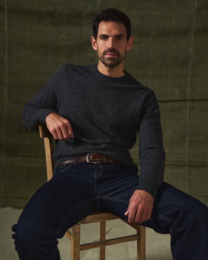 Classic men's full-grain leather waist belt, a durable & stylish accessory for everyday fashion.