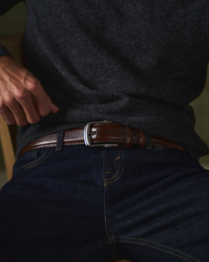 Premium men's full-grain leather belt, a durable and stylish waist accessory for any man's fashion.