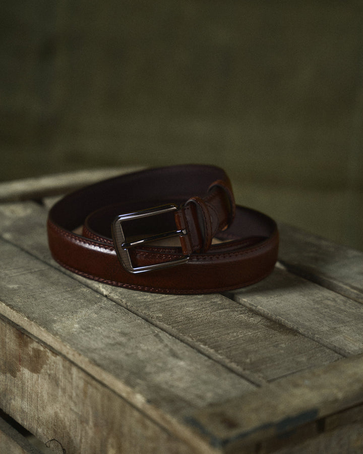 Durable men's full-grain leather belt with classic buckle, a genuine leather waist accessory for men.