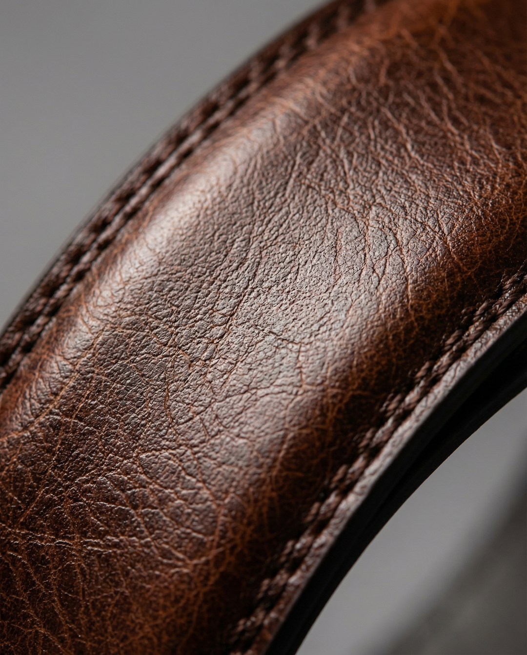 Versatile men's full-grain leather belt, ideal for both casual and dress outfits. A durable and premium accessory.
