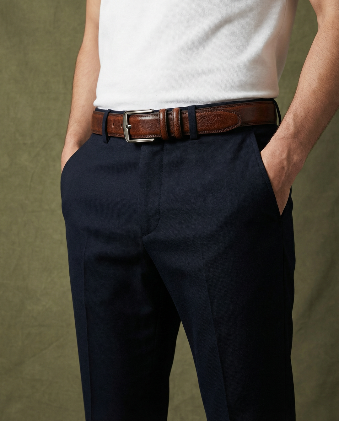 Robust full-grain leather men's belt, offering superior durability and lasting style for daily use. A premium accessory.