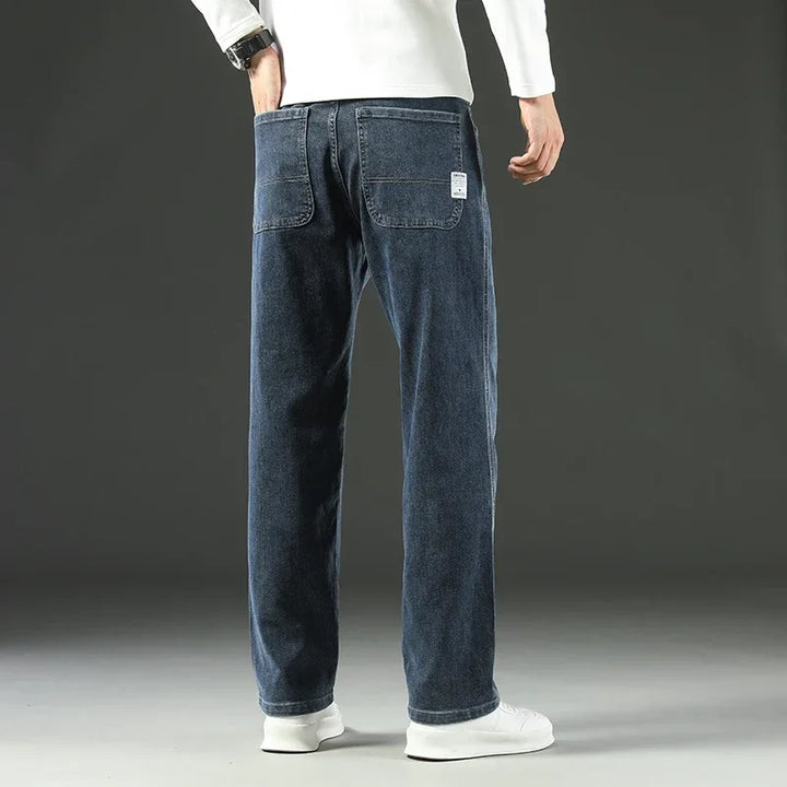 Functional men's utility pants: durable carpenter jeans with multiple pockets, ideal for demanding work.