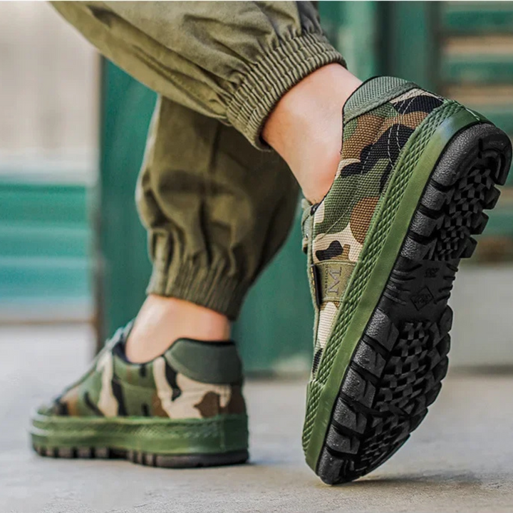 All-terrain men's camo sneakers, perfect for outdoor adventure. Durable tactical footwear with performance & comfort.