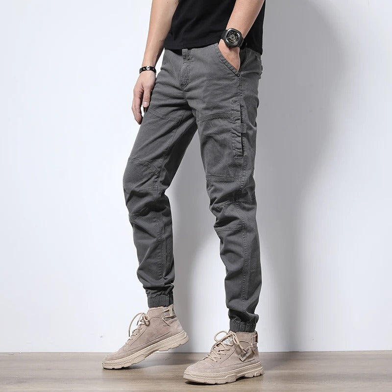 Active men's cargo utility joggers, reinforced for urban adventures & comfort.