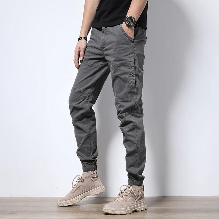 Active men's cargo utility joggers, reinforced for urban adventures & comfort.