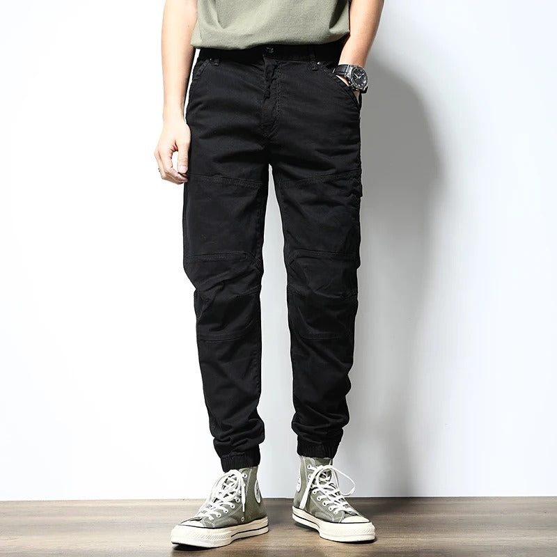 Reinforced men's cargo joggers in urban style, perfect for active or casual wear.