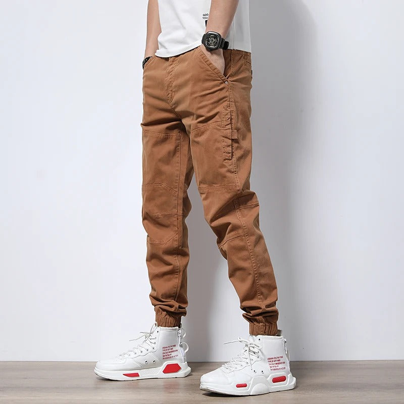 Men's reinforced cargo joggers, ideal for activewear, urban style & daily comfort.