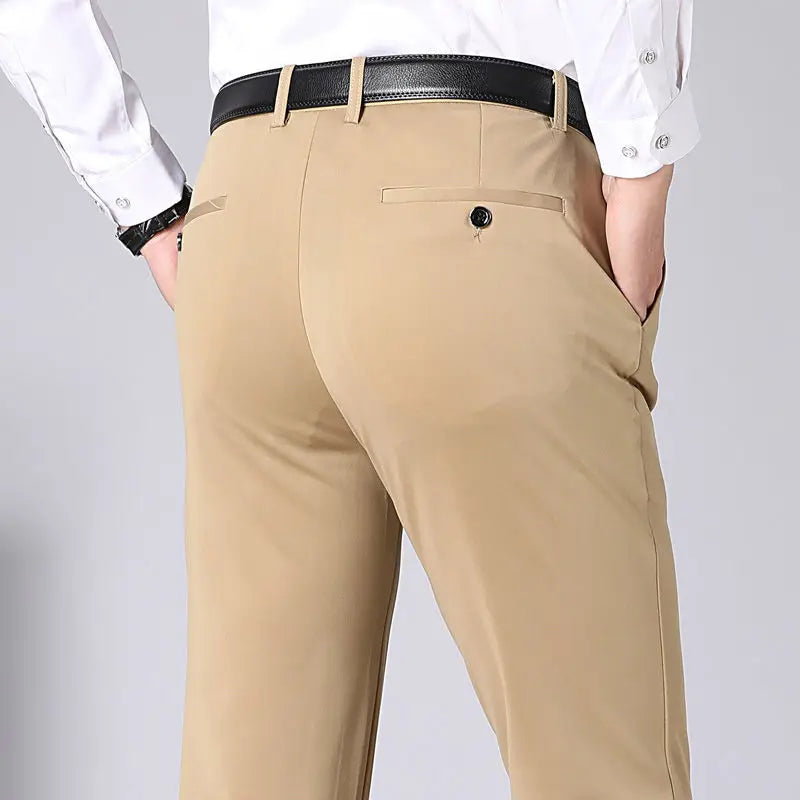 Comfortable men's casual trousers with dynamic stretch fabric, ideal for relaxed days and active lifestyles.