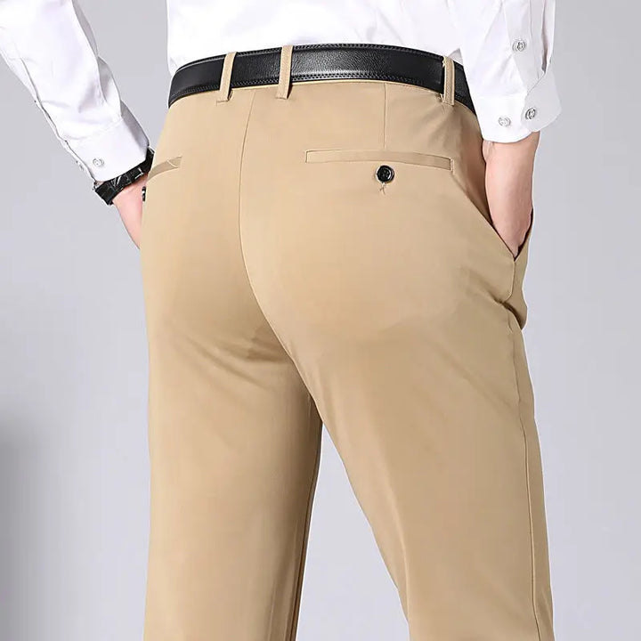 Comfortable men's casual trousers with dynamic stretch fabric, ideal for relaxed days and active lifestyles.