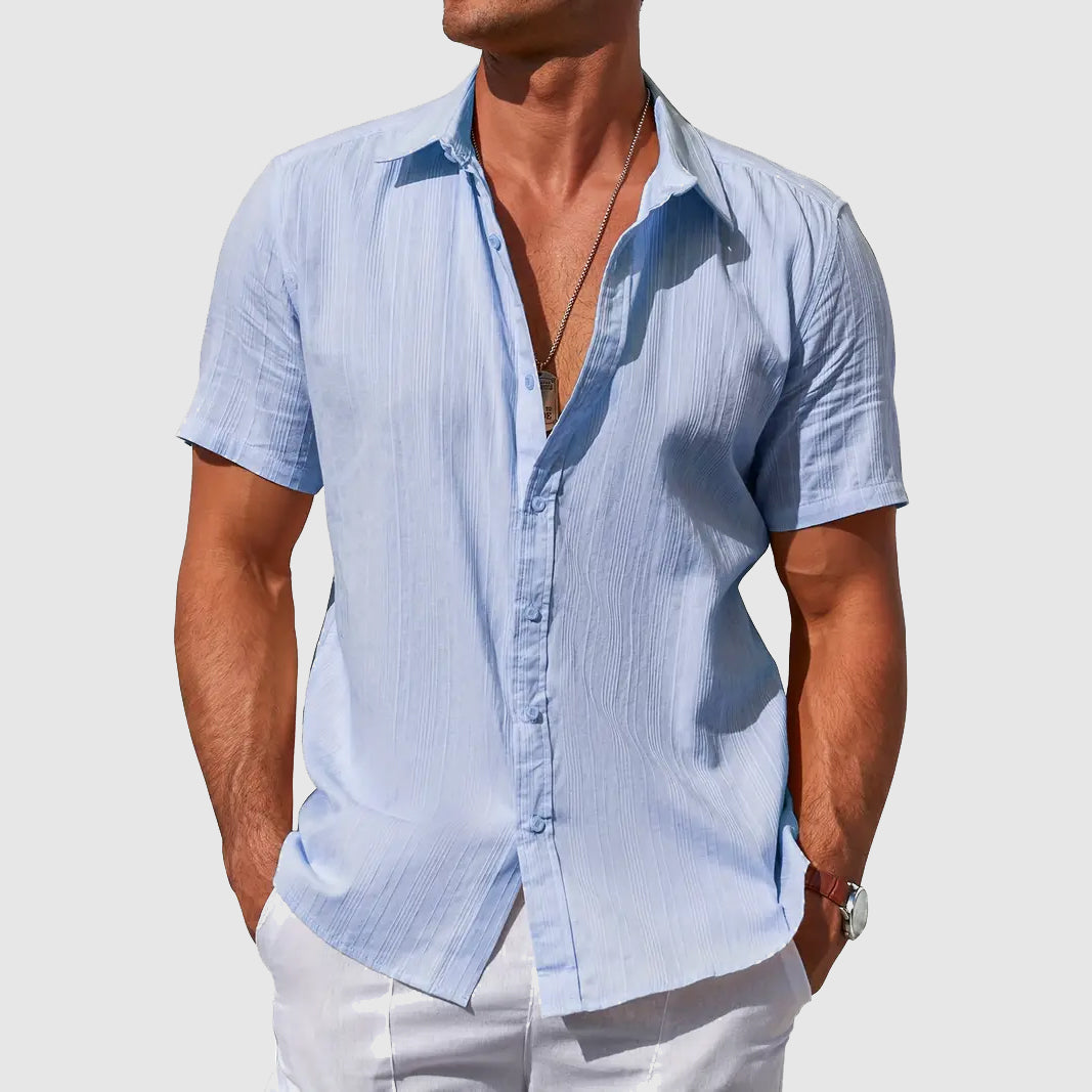 Men's effortless summer shirt, relaxed fit, short sleeve. Ideal for warm weather comfort and stylish casual wear.
