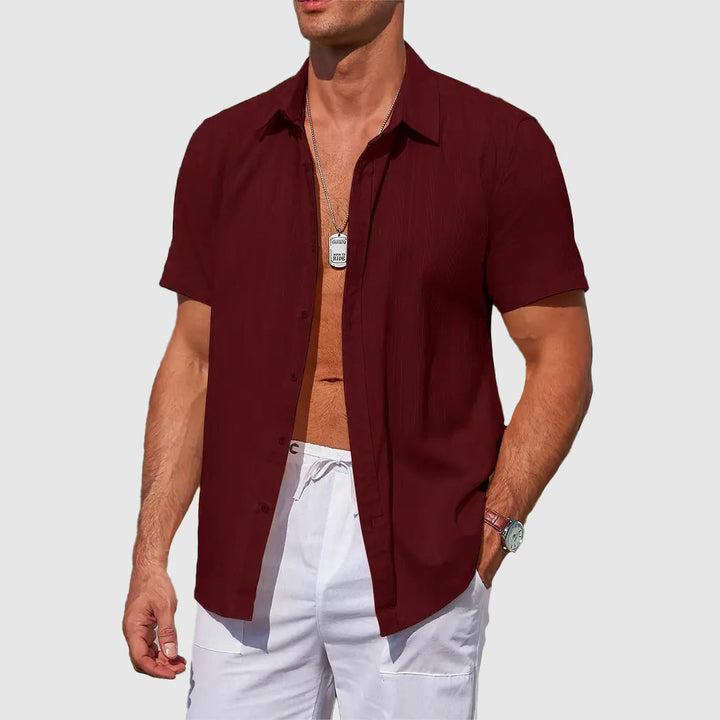 Effortless men's short-sleeve summer shirt. Relaxed fit, combining comfort with modern casual style for warm days.
