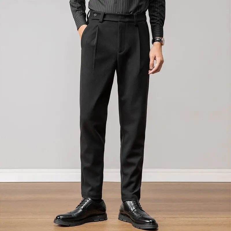 Gray men's pleated casual trousers, wrinkle-resistant for versatile style & all-day comfort.