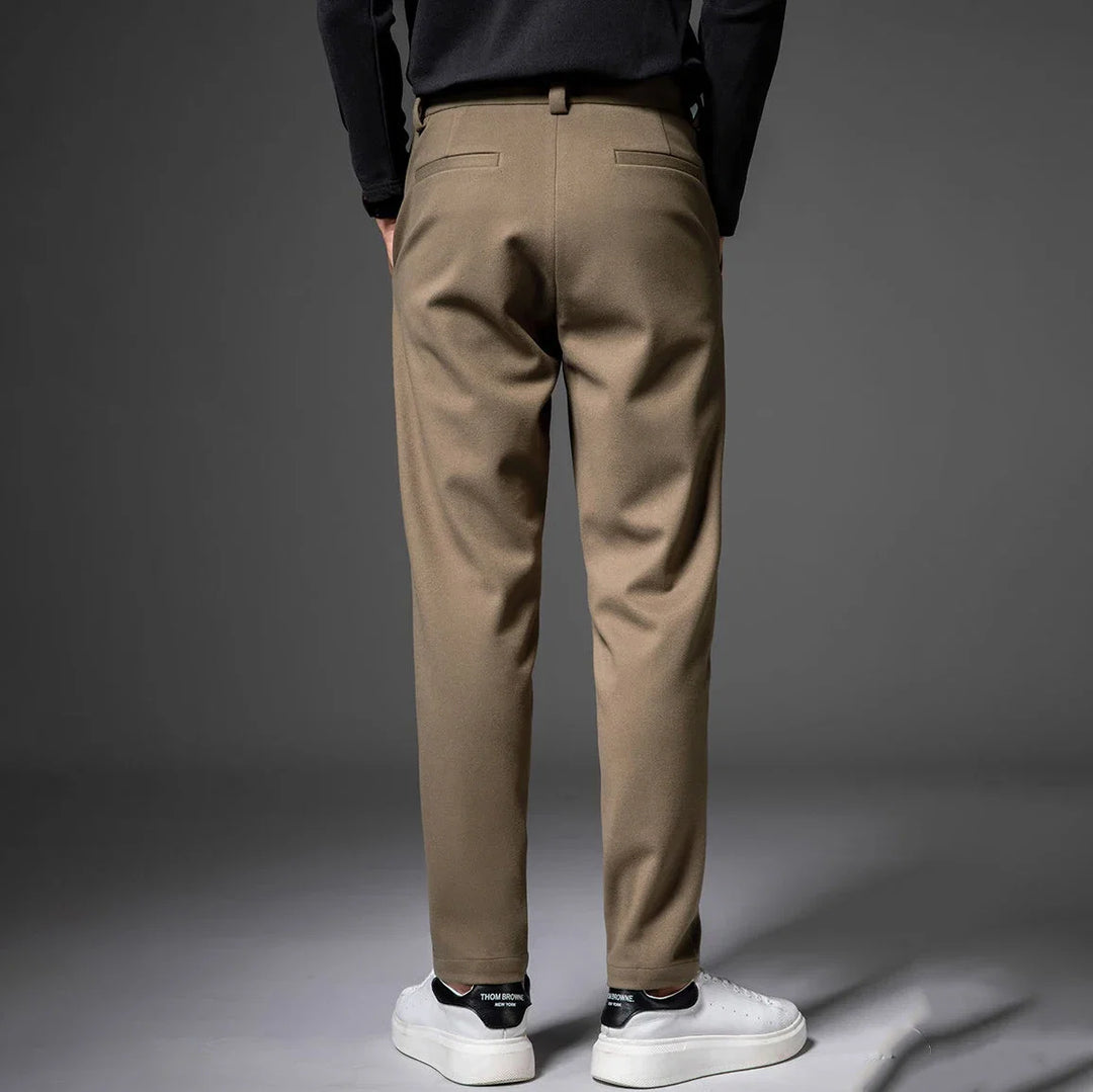 Black men's formal pleated pants, comfortable stretch & wrinkle-resistant, perfect for elegant wear.