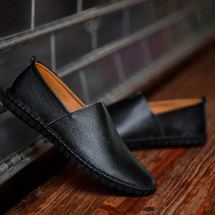 Comfortable men's slip-on loafers, elegant dress shoes with a timeless design. Perfect for everyday wear.