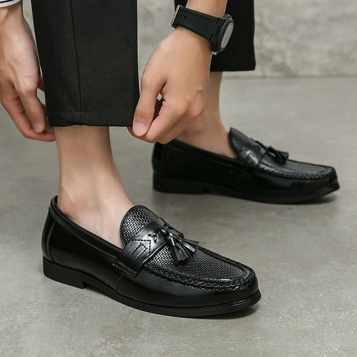 Formal men's tassel loafers with woven texture. Elegant slip-on dress shoes for a refined gentleman.