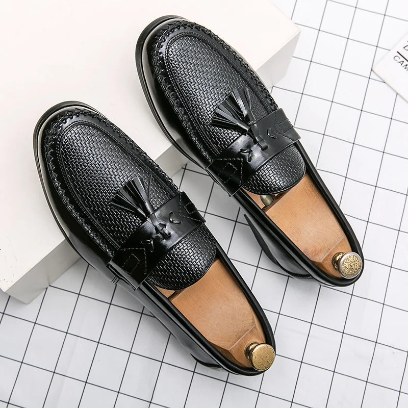 Men's fashion casual loafers: comfortable slip-on woven shoes with decorative tassels for a modern look.