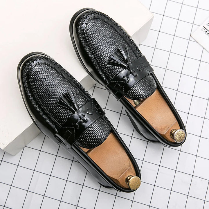 Men's fashion casual loafers: comfortable slip-on woven shoes with decorative tassels for a modern look.